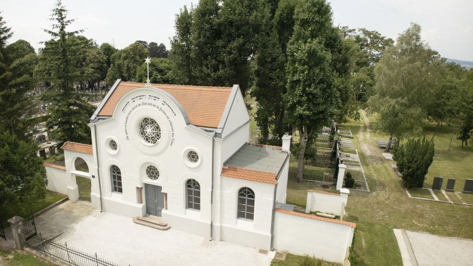 Jüdischer Friedhof St. Pölten mit der Zeremonienhalle aus der Vogelperspektive nach der Sanierung