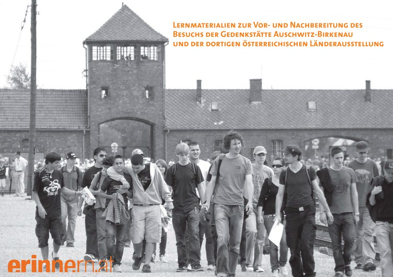 Junge Menschen, die im ehemaligen Nazi Konzentrationslager Auschwitz-Birkenau gehen