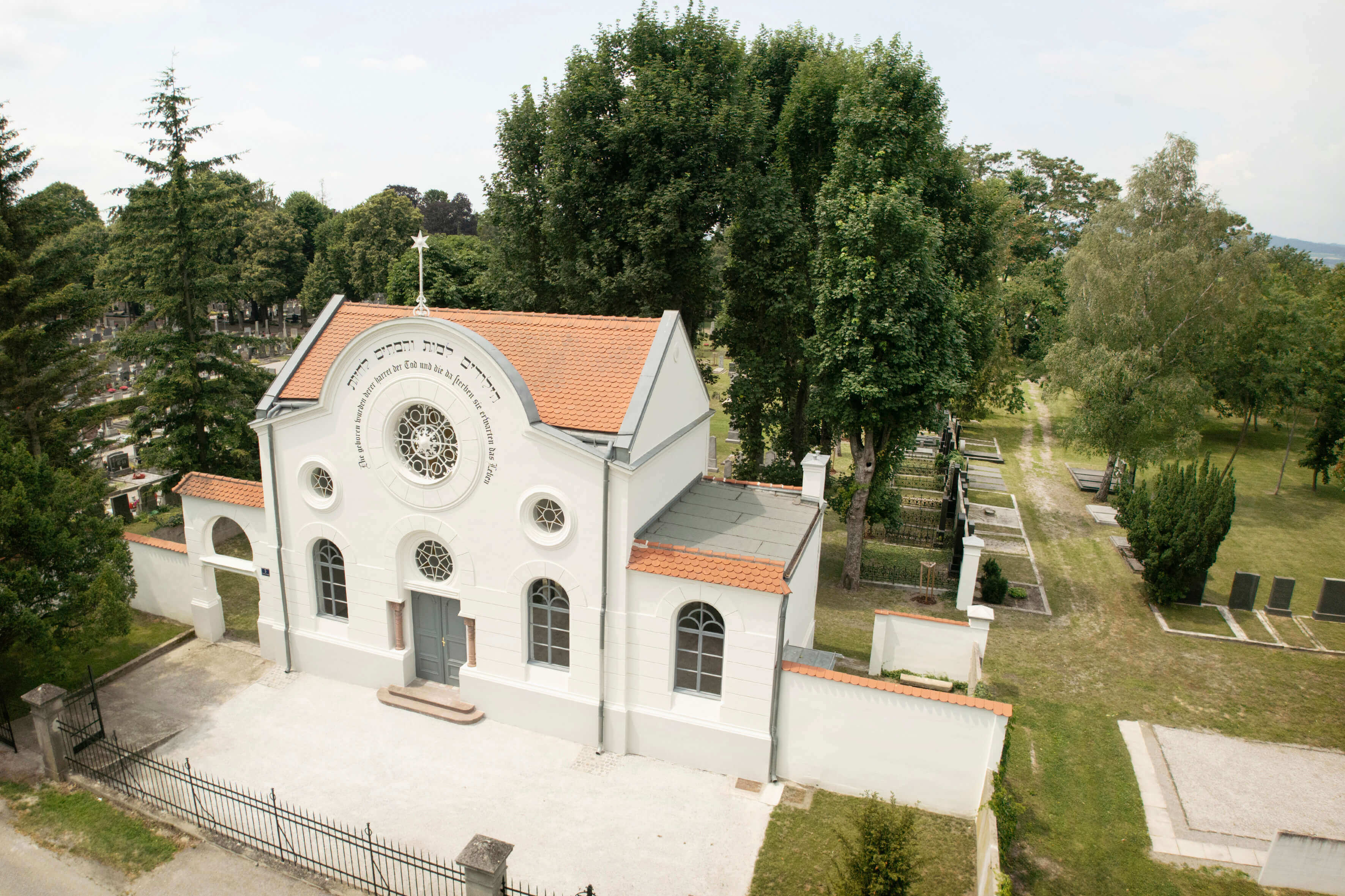 Der jüdische Friedhof St. Pölten mit der sanierten Zeremonienhalle am 28. Juni 2024. Foto: Parlamentsdirektion/Johannes Zinner