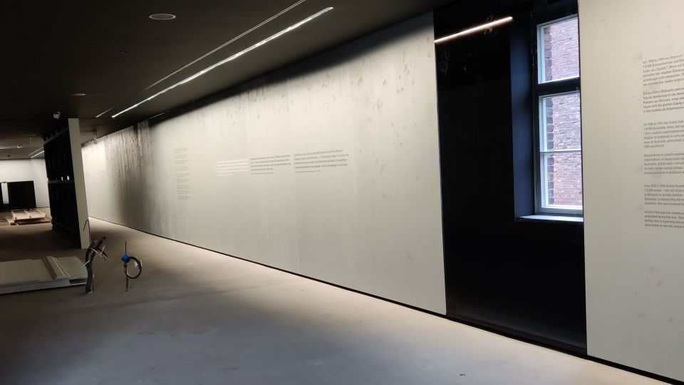 Aufbauarbeiten für neue österreichische Ausstellung in Auschwitz. Ein Teil der „Inneren Haut“ wurde mit Ausstellungstexten bedruckt und bereits montiert. (c) Nationalfonds/Kaczmarczyk