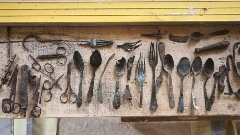 Von Häftlingen verborgende Gegenstände, die in Block 17 des ehemaligen Stammlagers Auschwitz gefunden wurden, 21. April 2020. Foto: Nationalfonds/Kaczmarczyk/Marszałek